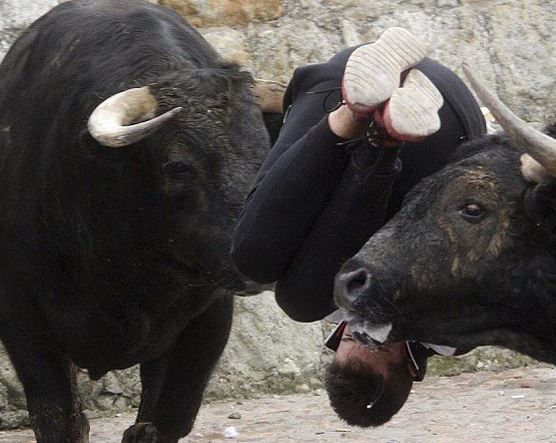 Τραγική στιγμή!! Ταύρος τρυπά ασταμάτητα ένα νεαρό!!!! (Pics)