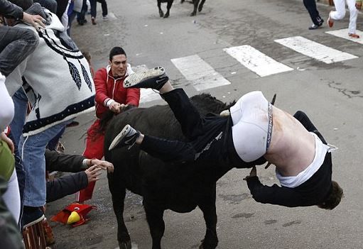 Τραγική στιγμή!! Ταύρος τρυπά ασταμάτητα ένα νεαρό!!!! (Pics)